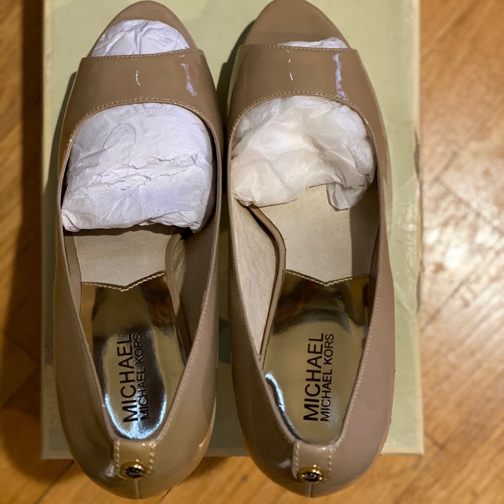 MICHAEL KORS NUDE PATENT LEATHER HEELS - Picture 3 of 4